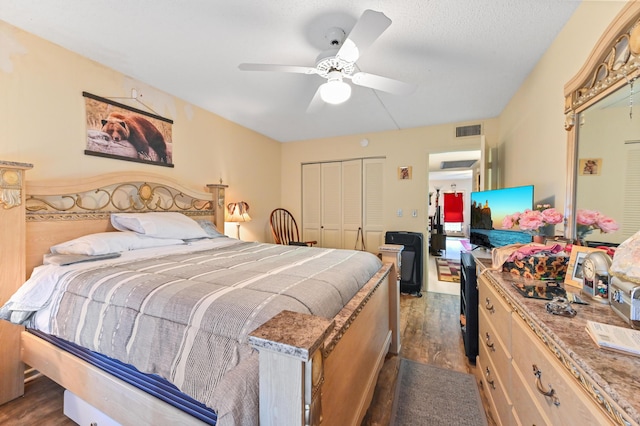 bedroom featuring ceiling fan, dark hardwood / wood-style floors, and a closet