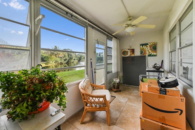 sunroom with ceiling fan