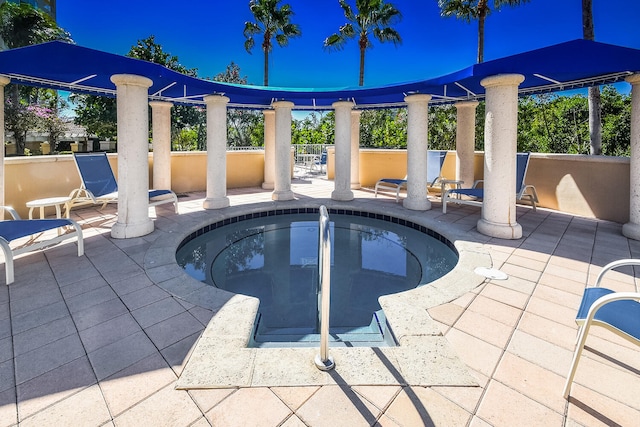 view of pool with an in ground hot tub and a patio area