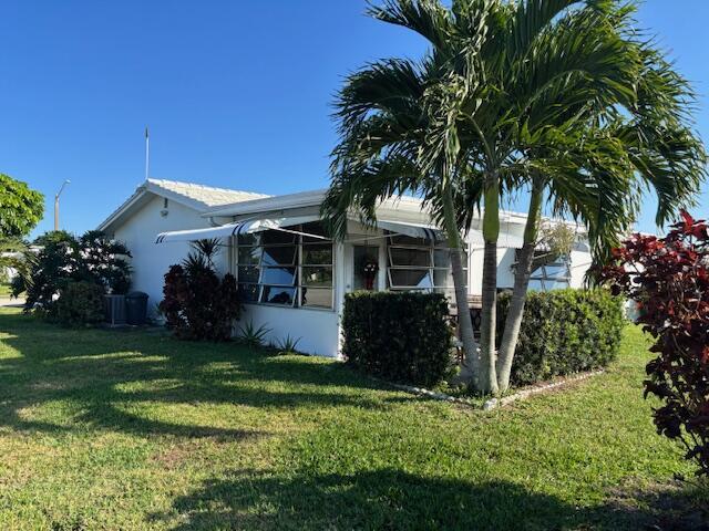 view of side of property featuring a lawn