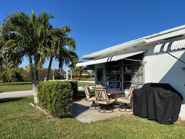 view of yard featuring a patio