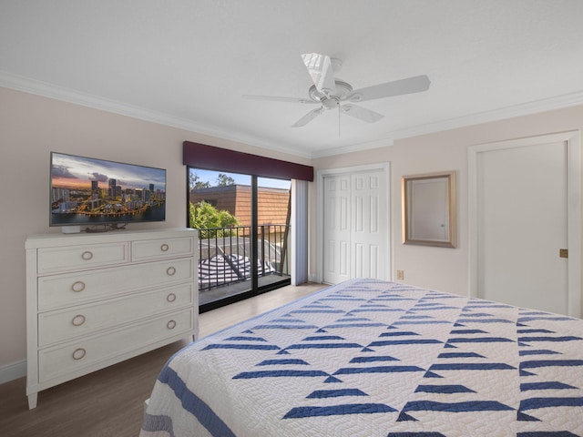 bedroom with access to exterior, crown molding, hardwood / wood-style floors, and ceiling fan