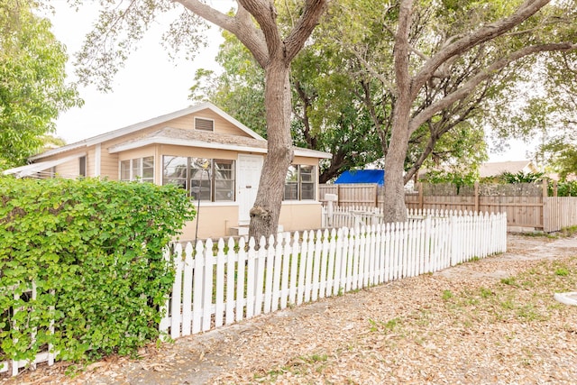 view of front of home with a fenced front yard