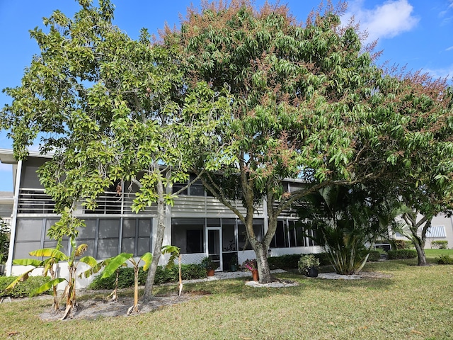 view of front of house with a front lawn