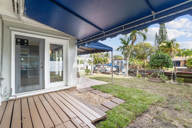 view of yard featuring a patio