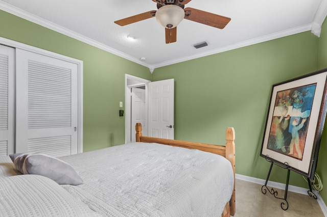 bedroom with ceiling fan, crown molding, and a closet