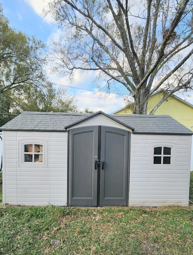 view of outdoor structure with a yard