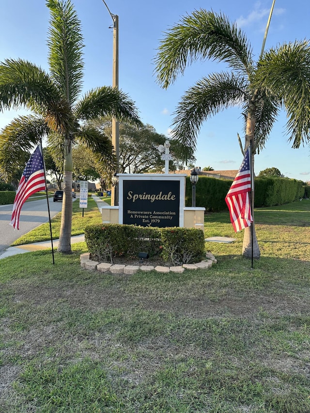 community sign with a lawn