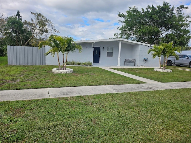 view of front of house featuring a front lawn