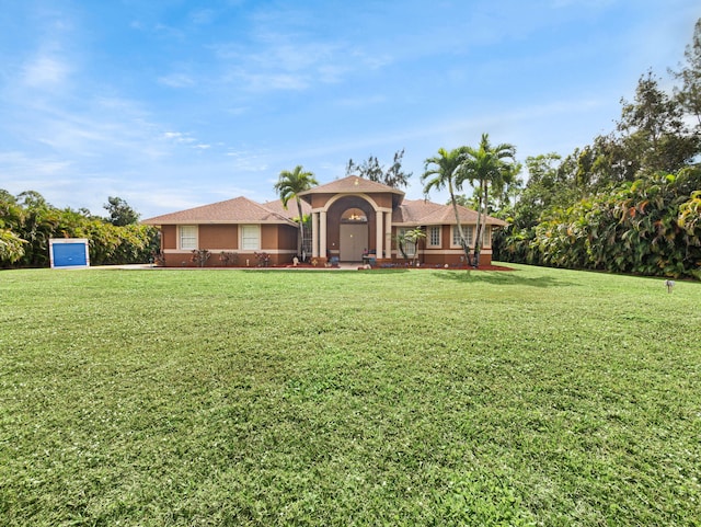 view of front of house featuring a front lawn