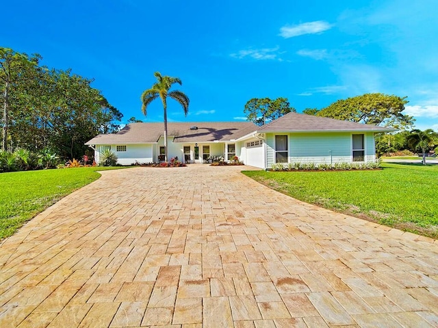 ranch-style home featuring a front lawn