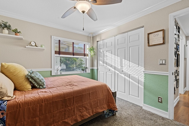 bedroom with ceiling fan, ornamental molding, and a closet