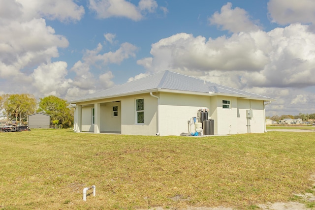 back of house featuring a lawn