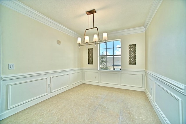 empty room with a chandelier, crown molding, and a textured ceiling