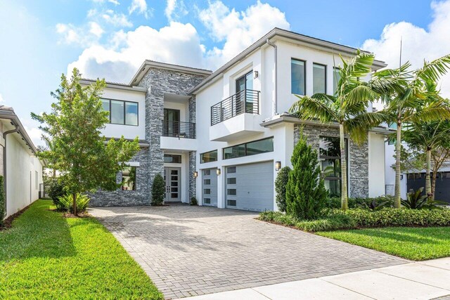 view of front of property featuring a front yard