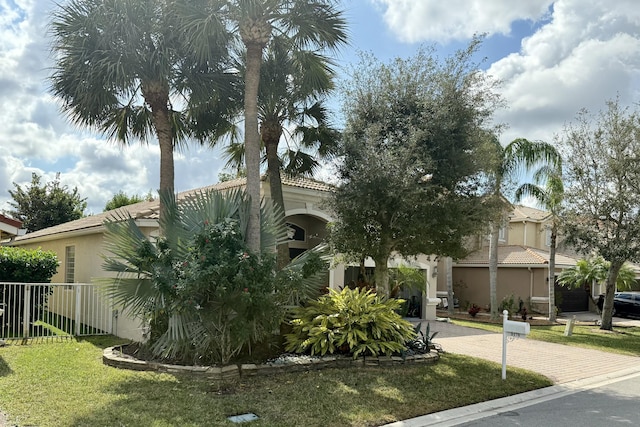 view of front facade with a front lawn