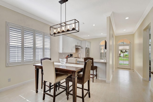 dining room with crown molding, baseboards, and recessed lighting