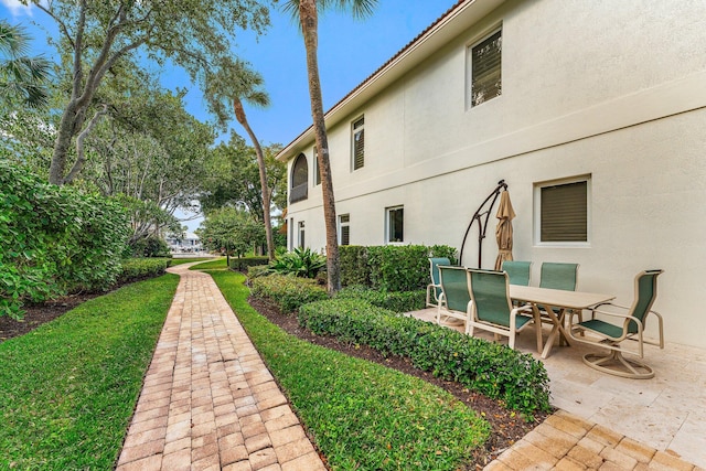 view of yard featuring a patio