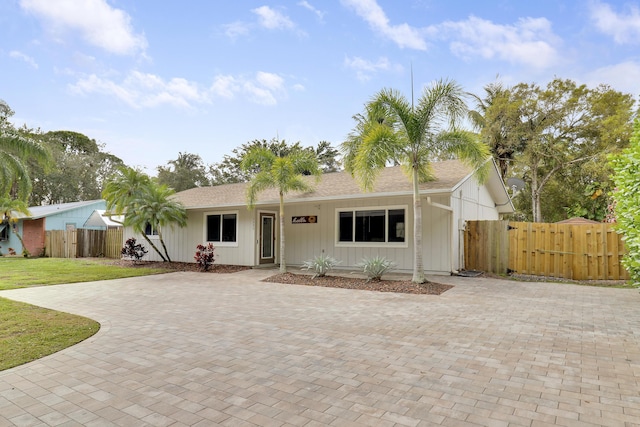 single story home with a front yard