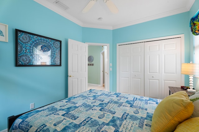 bedroom with ceiling fan, ornamental molding, and a closet