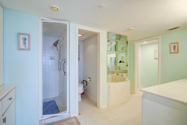 full bath with toilet, vanity, visible vents, a shower stall, and a bath