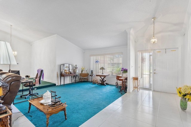 living room featuring lofted ceiling, carpet floors, a chandelier, crown molding, and a textured ceiling