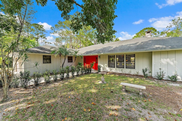 single story home featuring a front lawn