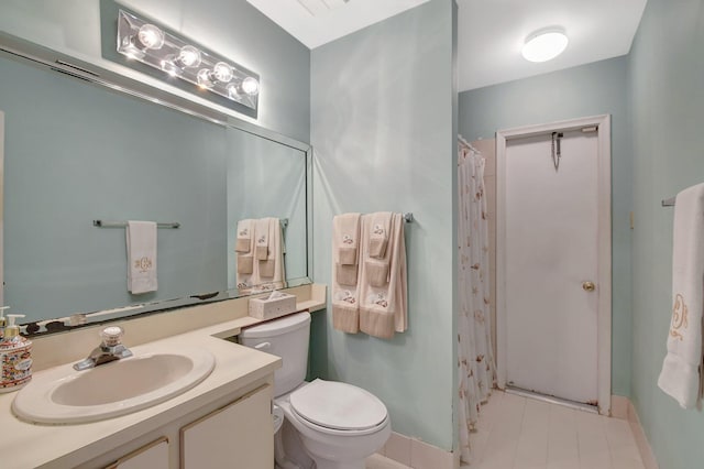 bathroom featuring a shower with curtain, vanity, and toilet