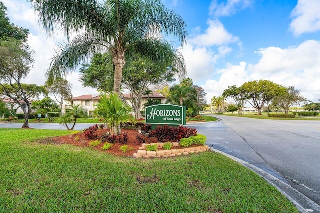 community / neighborhood sign featuring a lawn