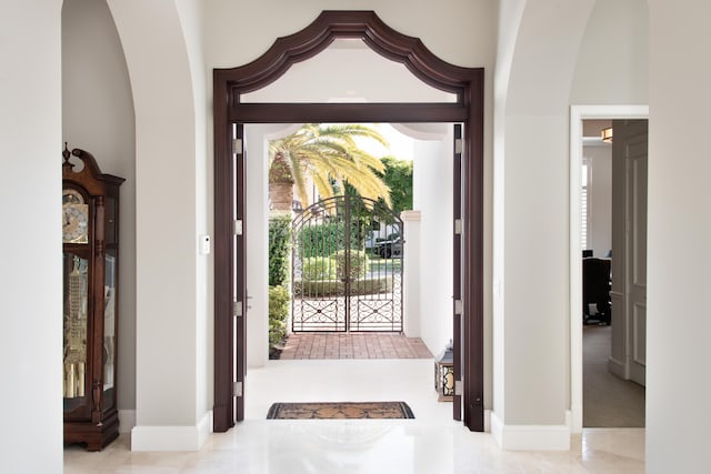 475 NE 4th St, Boca Raton, FL 33432 - foyer with arched walkways