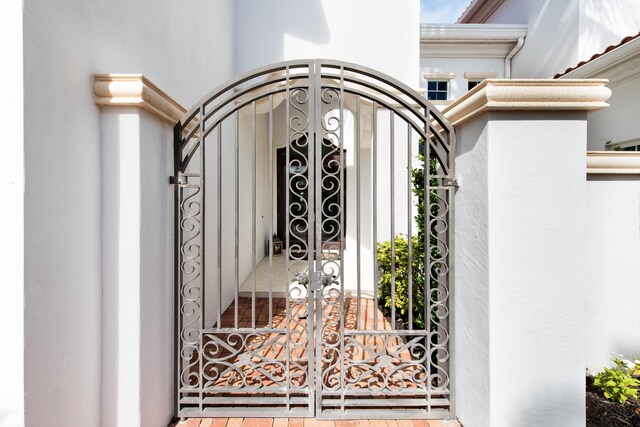 475 NE 4th St, Boca Raton, FL 33432 - view of gate