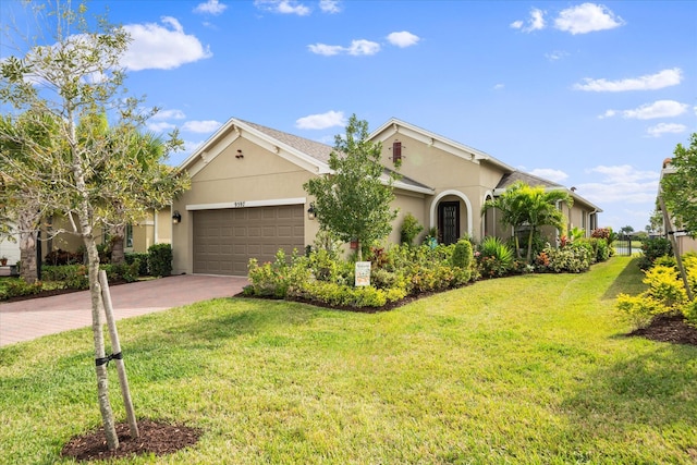 view of front of house featuring a garage and a front yard