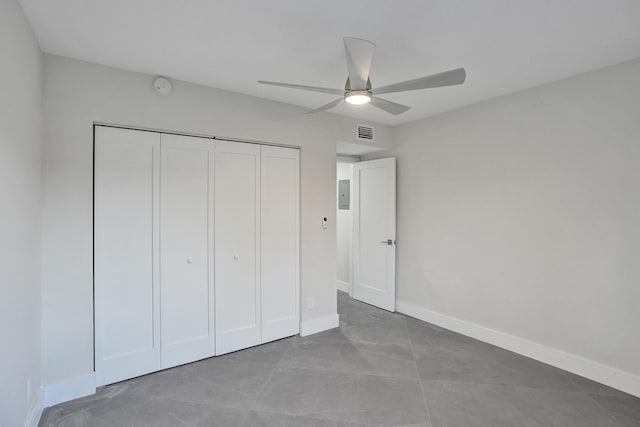 unfurnished bedroom featuring ceiling fan and a closet