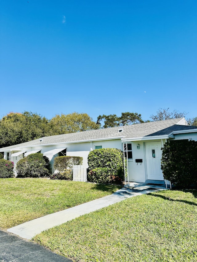 view of front of home featuring a front lawn