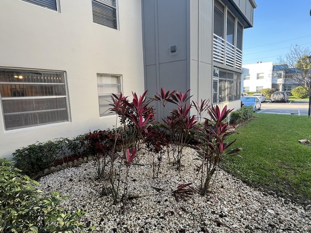 view of side of property featuring a lawn