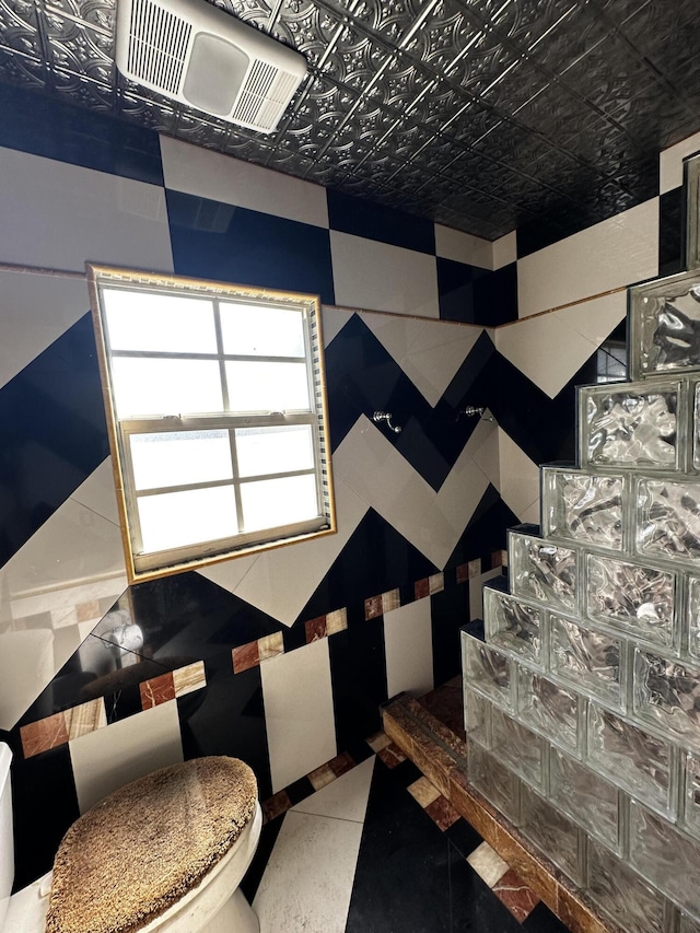 interior space featuring a tile shower, visible vents, and an ornate ceiling