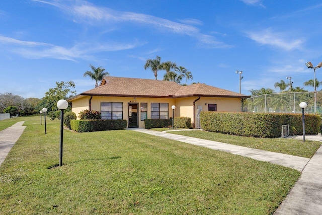 ranch-style home featuring a front lawn