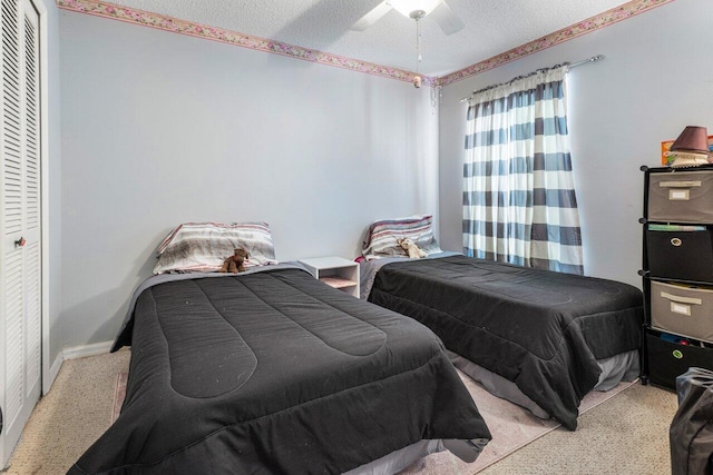 bedroom featuring ceiling fan, a textured ceiling, and a closet