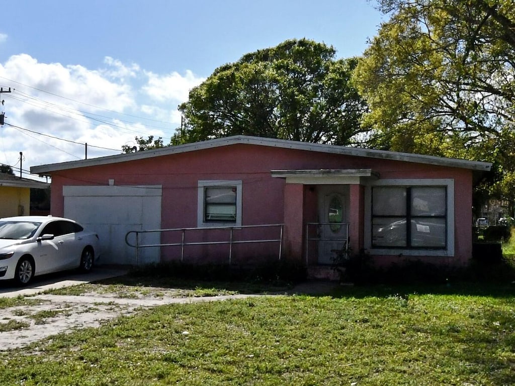 view of front of property featuring a front yard