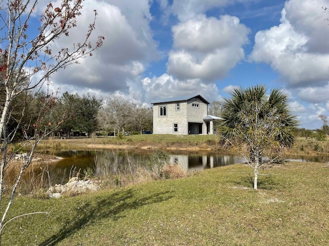 view of yard featuring a water view