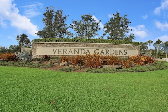 community / neighborhood sign featuring a yard