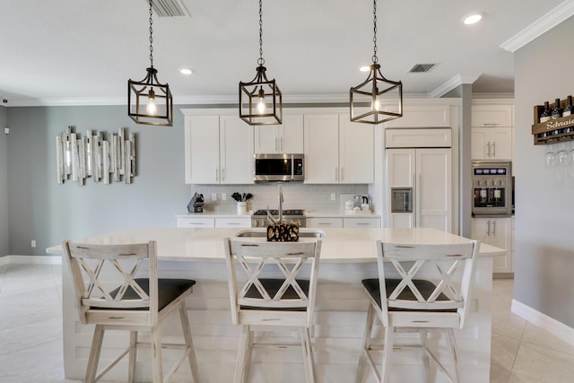 kitchen featuring pendant lighting, a kitchen bar, and a spacious island