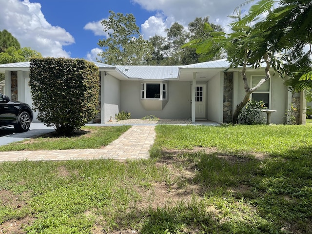 single story home with a front lawn