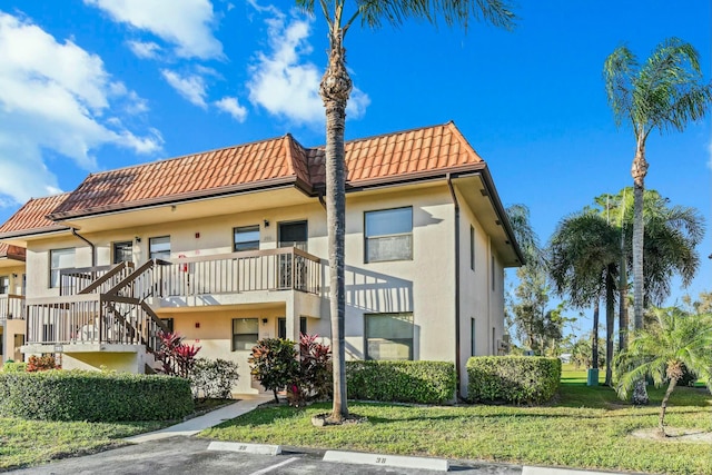 view of front of property featuring a front lawn