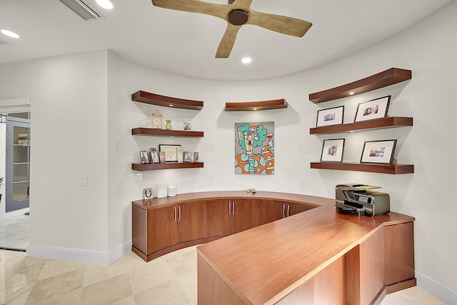 bar with ceiling fan