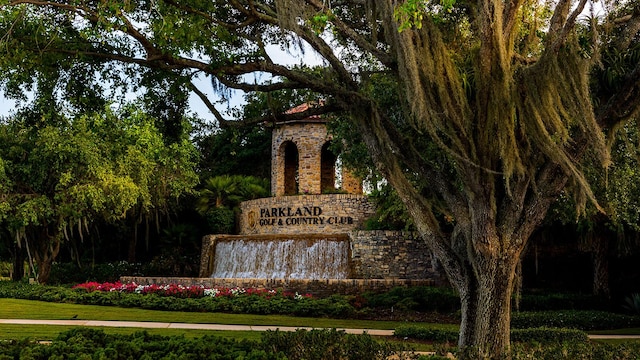 community / neighborhood sign featuring a yard