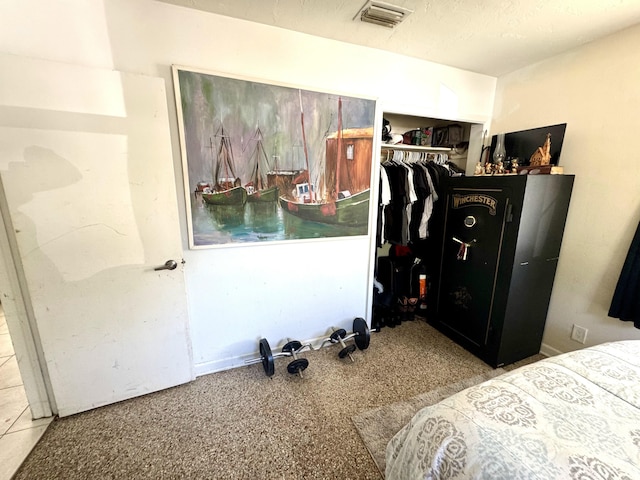 bedroom featuring a textured ceiling and a closet