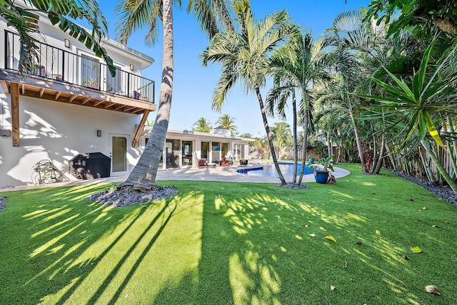 330 Franklin Rd, West Palm Beach, FL 33405 - view of yard featuring a balcony and a patio area