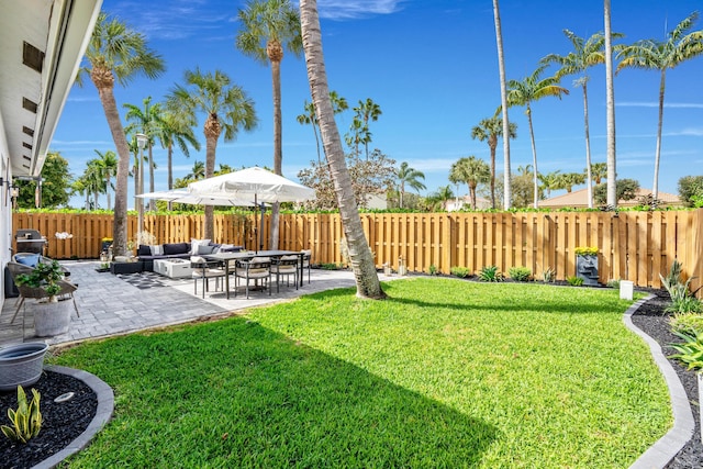 view of yard featuring outdoor lounge area and a patio area