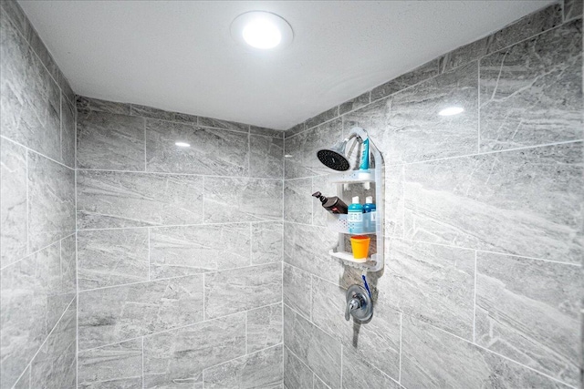 bathroom featuring tiled shower